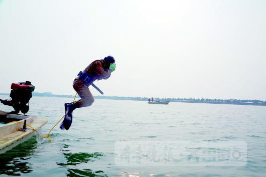 一个猛子扎下去，很快就能到海底。齐鲁壹点 记者陈乃彰摄