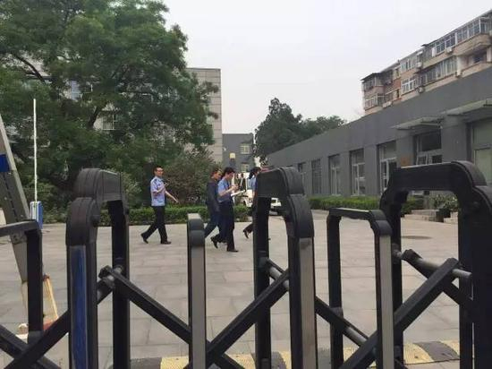 资料图：雷父与检方工作人员