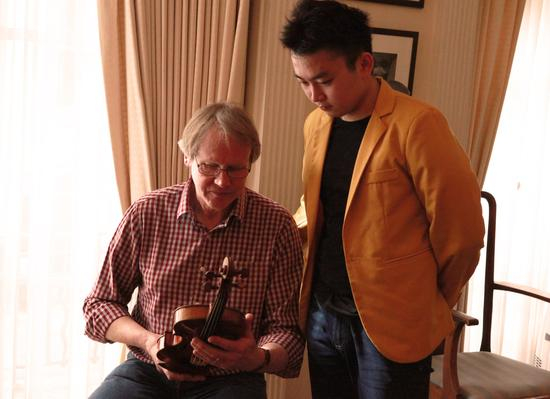 何子毓和Beare的制琴师Mark Robinson。（J&A Beare）