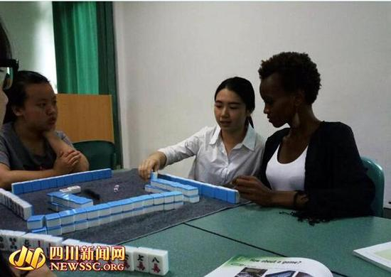 学生教外教打麻将（图由网友@成都西财天府校园菌提供）