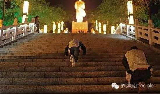 　　毛坦厂中学内，两名高三应届女生，一阶一叩首，祈祷“金榜题名”。数百级多级台阶，叩了大约一个小时。