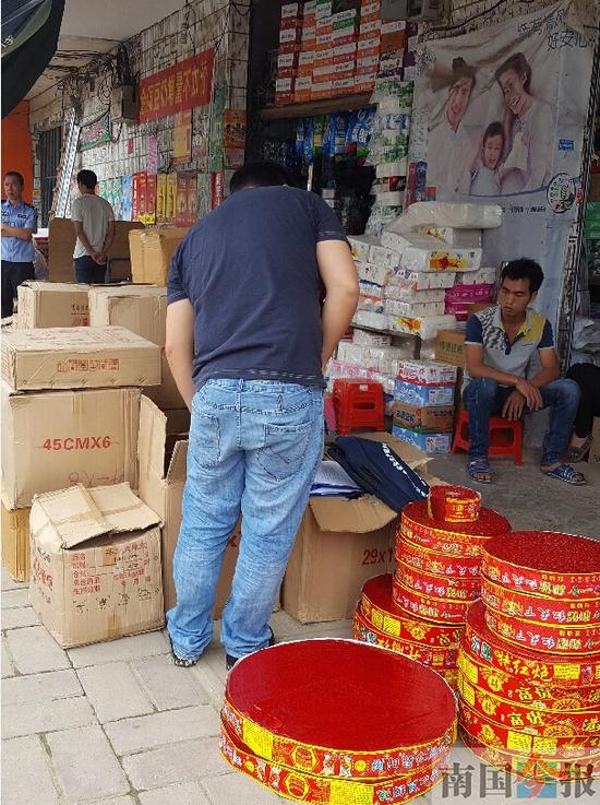 民警从雒容镇成某夫妇经营的日杂商店中，查获大量非法储存的鞭炮。柳州警方供图