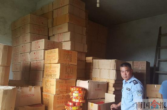 被查处的一处仓库中，堆垛码放没有限高，一件件私炮一直码放到天花板，足有10多层。柳州警方供图