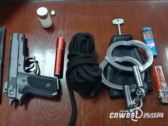 民警对男子随身携带的包进行了检查，发现了仿真枪等东西。