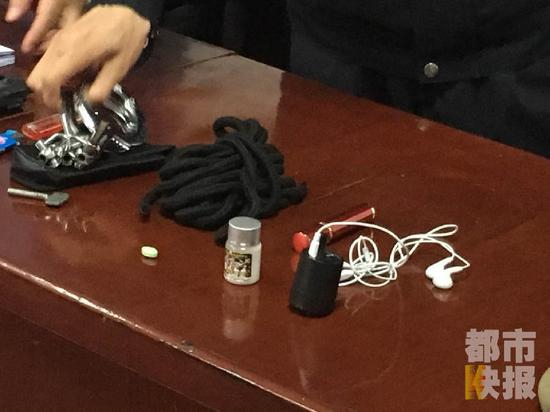 男子包里的催情药等物品