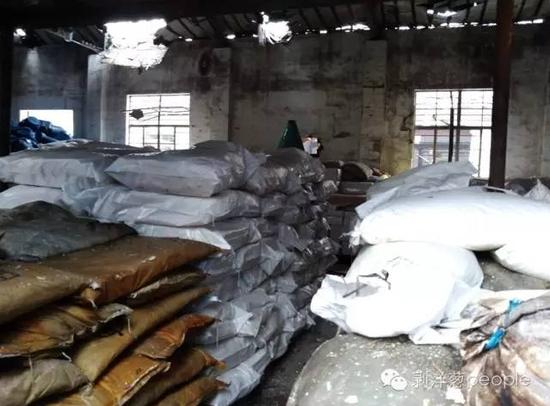 　　事发企业的仓库，现场堆放了大量的化工原料。爆炸产生的冲击波炸开了房顶，房屋所有的玻璃都被震碎。新京报记者谷岳飞 摄