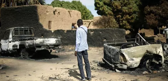 汽车炸弹后的残骸。杨华文（@dabingxiaozhen）供图