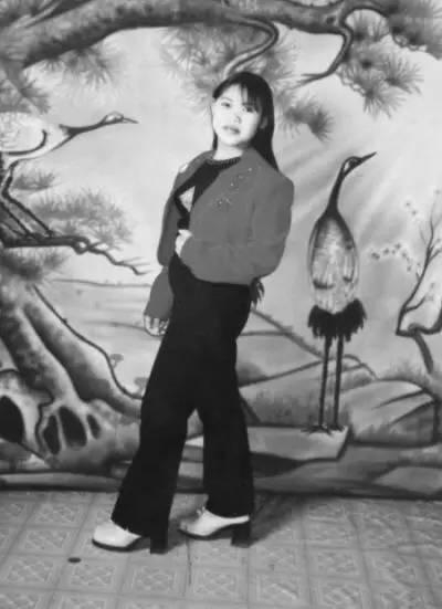 这是钱仁凤16岁时的照片，当时她还是一名爱美的长发少女。