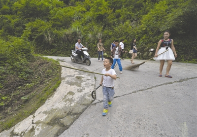 男女老少齐上阵打蛇