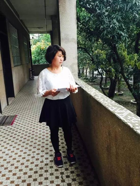 白天宿舍区人很少，钱仁凤在楼间孤独巡视。