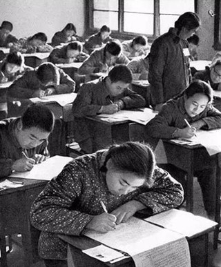 　　恢复高考的冬夏两季，全国有1160万人参加考试，是迄今为止世界考试史上人数最多，规模最大的一次考试。当年全国共需招40.1万名大学生，录取比例是29：1。