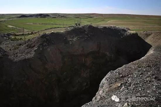 　　6月8日，内蒙巴彦淖尔市乌拉特中旗石哈河镇的草原上，大安鑫海铁矿的一处露天矿坑。去年1月份案发后，这个铁矿就被关停。新京报记者 尹亚飞 摄
