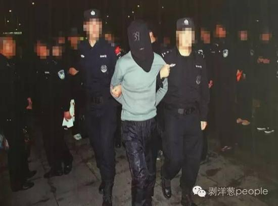 乌拉特中旗公安局大厅展板上关于“1.02”案件中，押解犯罪嫌疑人的图片。新京报记者 尹亚飞 摄