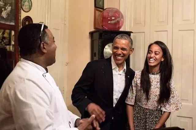 ▲2016年3月，奥巴马访问古巴期间到访一家餐馆，女儿玛丽亚担任西语翻译。