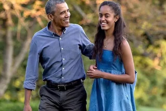 ▲2015年9月，奥巴马一家从马撒葡萄园岛度假后归来，玛丽亚的身高看着快要赶上父亲。
