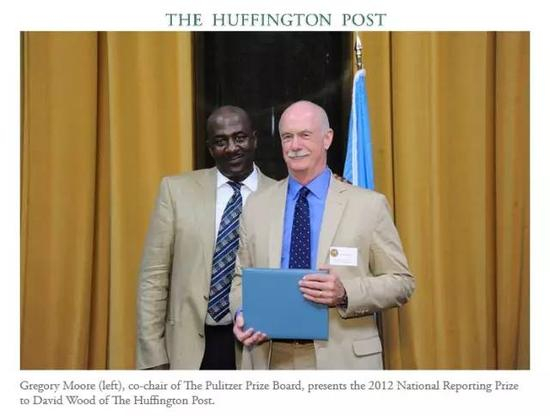 来自网络媒体《赫芬顿邮报》的大卫伍德（右）获得2012年普利策国内报道奖