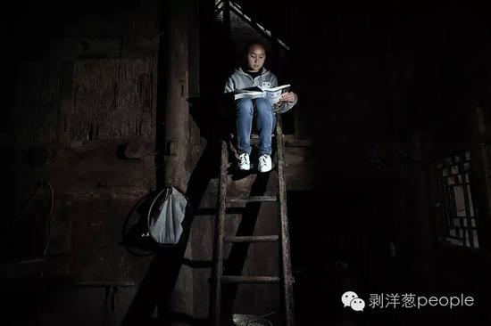 2016年4月24日，彭晓敏正在家看书。
