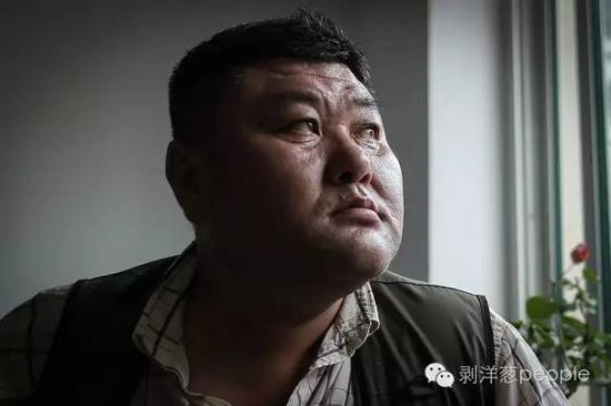 　　2016年6月18日，李刚母亲家中，说起因为自己的事情，造成母亲和孩子现在尴尬的生活窘境，李刚的眼睛红了。