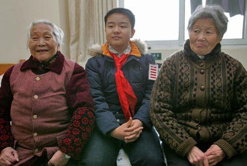 　　幼儿园老师教《三字经》，学到“子不孝父之过，教不严师之惰”时，黄艺博坚决不读，认为这是对尊长的不敬。