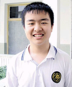 　　高中时，黄艺博任该校团委副书记，曾获武汉市“优秀学生干部”、“湖北省优秀共青团员”等多项荣誉称号。