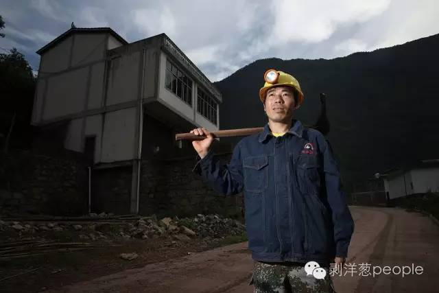 　　2016年6月17日，云南昭通盐津县庙坝镇石笋村，42岁罗明康，靠当矿工养家，背后的两层楼是用下矿和借的钱于2010年盖的。 新京报记者 尹亚飞 摄