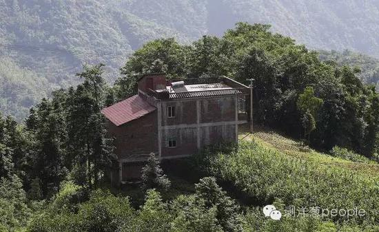 　　2016年6月16日，云南昭通盐津县庙坝镇石笋村，第一被告艾汪全2012年建的两层小楼，独自建在一个小山头上。 新京报记者 尹亚飞 摄