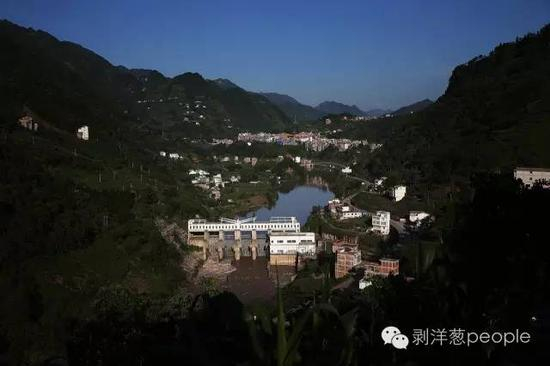 　　2016年6月16日，云南昭通盐津县庙坝镇。到处是小楼。对于当地，拥有一座小楼是大家公认的“梦想”。 新京报记者 尹亚飞 摄