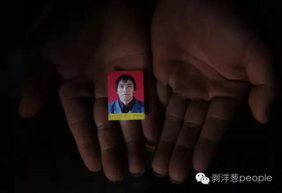 　　2016年6月17日，云南昭通盐津县庙坝镇红碧村大坪社，17岁的范贤银拿着他父亲范厚友的照片。 新京报记者 尹亚飞 摄