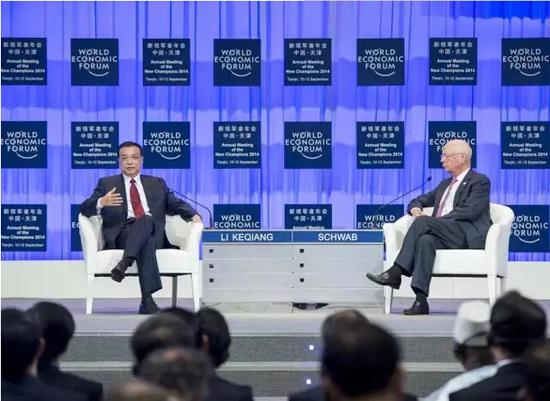 　　2014年9月10日，国务院总理李克强在天津梅江会展中心出席第八届夏季达沃斯论坛开幕式，并发表特别致辞。这是致辞后，李克强总理回答世界经济论坛主席施瓦布关于中国经济问题的提问。 新华社记者 王晔 摄