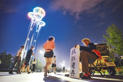 　　6月21日，张翠萍在等待路人施舍。90岁的张翠萍曾经是抗日士兵，参加过洛阳保卫战。新京报记者 王嘉宁 摄