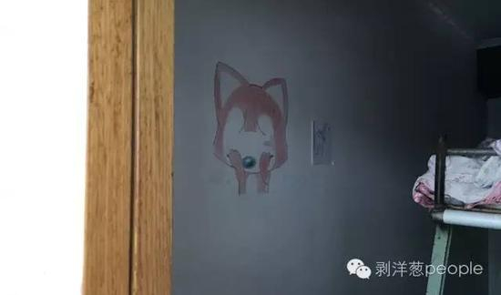 徐彤在卧室画的画。新京报记者李兴丽_摄