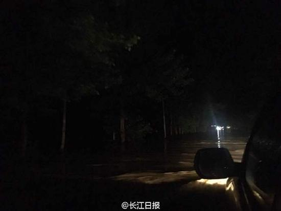 武汉新洲记者现在所在走现106国道，水已过腰。