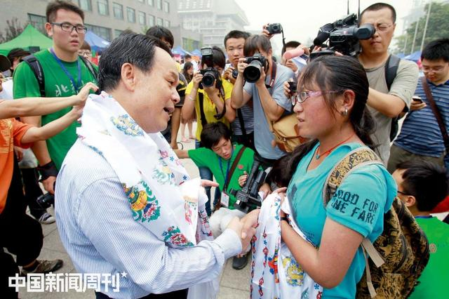 2012年9月1日，北京大学新生报到期间，一名藏族新生向校长周其凤献上哈达。图|IC