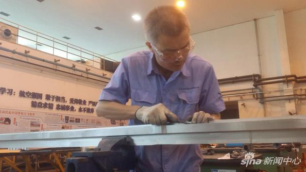 胡双钱，上海飞机制造有限公司钳工高级技师，“全国五一劳动奖章”、“全国劳动模范”获得者。