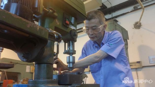 胡双钱，上海飞机制造有限公司钳工高级技师，“全国五一劳动奖章”、“全国劳动模范”获得者。