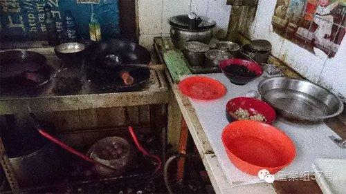 2016年7月10日，朝阳区北京像素小区，青岛排骨米饭。狭小混乱的厨房。