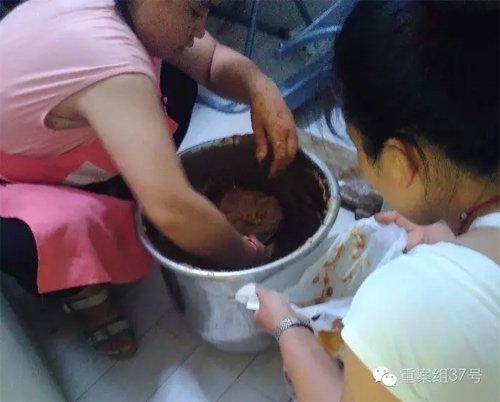 2016年7月10日，朝阳区北京像素小区，吉太太灌汤蒸饺。刚碎好的肉馅，直接用手往塑料袋里抓。