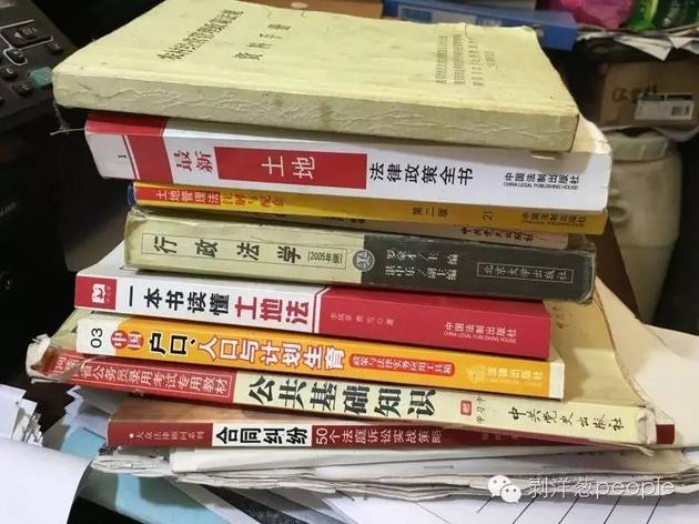 张海新经常看书学习。新京报记者唐爱琳 摄