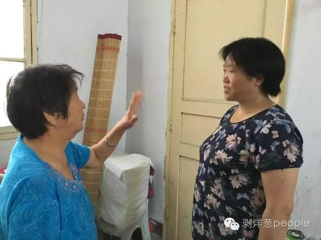 出狱后，好友刘金兰对张海新说，“以后千万不要再做违法的事。”新京报记者唐爱琳 摄