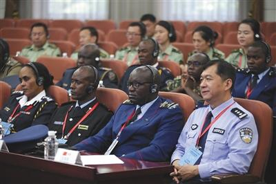 昨天，来自9个国家的17名高级警官参加维和能力研修班开班仪式。张铮 摄