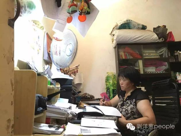 张海新出租房内物品摆放凌乱，这也是她的“办公室”所在地。新京报记者 唐爱琳 摄