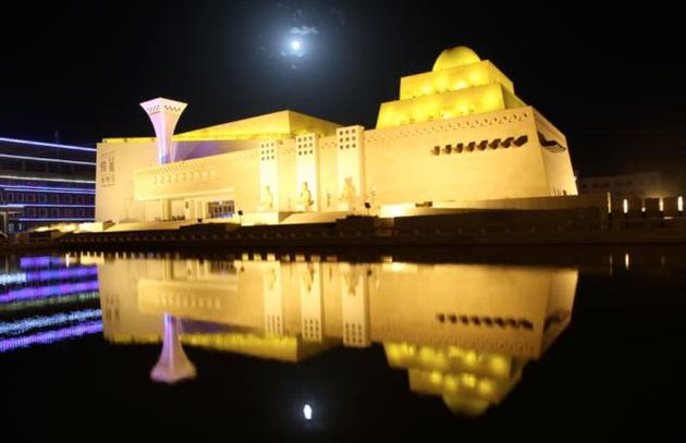 夜幕下透着神秘色彩的楼兰博物馆。