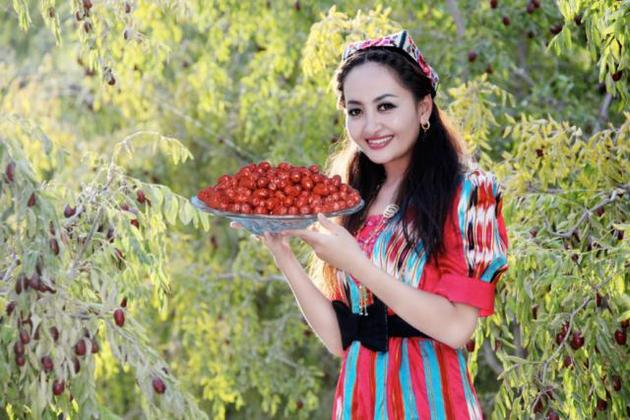 “楼兰美女”为家乡红枣代言。