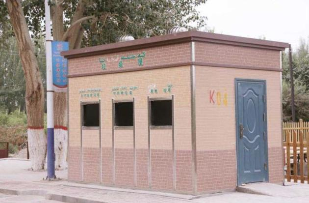 村里道路旁的分类垃圾屋。