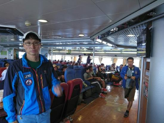 小谭乘坐的轮船先抵达郁陵岛，然后启程前往独岛。船上有不少各国游客。