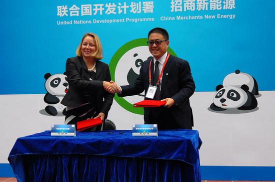 联合国开发计划署驻华代表处国别主任文霭洁和招商新能源集团首席执行官李原签订合作文件
