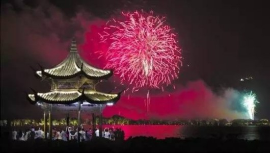 G20峰会文艺演出将以烟花结尾。这是近日西湖景区绽放烟花的资料照片。