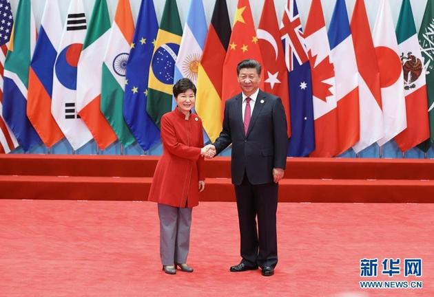 　　资料图：9月4日，二十国集团领导人第十一次峰会在杭州举行，中国国家主席习近平在国际博览中心迎接各成员和嘉宾国领导人、有关国际组织负责人。这是习近平与韩国总统朴槿惠握手。 新华社记者马占成摄