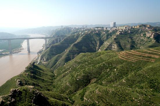 佳县位于黄河中游秦晋峡谷西岸，自古为边塞要地。