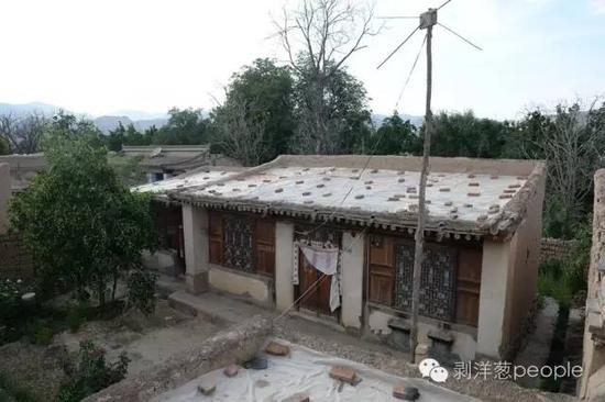 　　8月28日，甘肃兰州市榆中县青城镇城河村，嫌疑人高承勇老家的房屋，院门紧锁。村民介绍，高承勇已经多年没在这里居住了。新京报记者吴江 摄